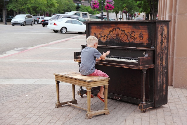Child-on-the-Piano-Outside